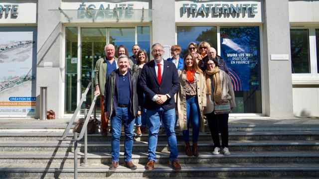 El alcalde de Santomera, Víctor Martínez (c) y la concejala de Turismo, Remedios Yagües, se reúnen con los miembros del comité de hermanamiento de Saint-Brevin y con representantes de las principales asociaciones de la ciudad.