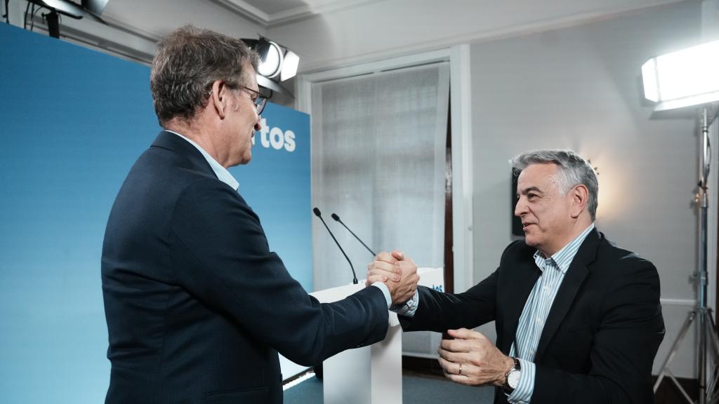 Núñez Feijóo y el candidato del PP en el País Vasco, Javier de Andrés, en un acto de campaña.