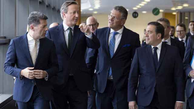 Fabian Picardo (Gibraltar), David Cameron (Reino Unido), Maros Sefkovic (Comisión Europea) y José Manuel Albares (España),  reunidos en Bruselas.