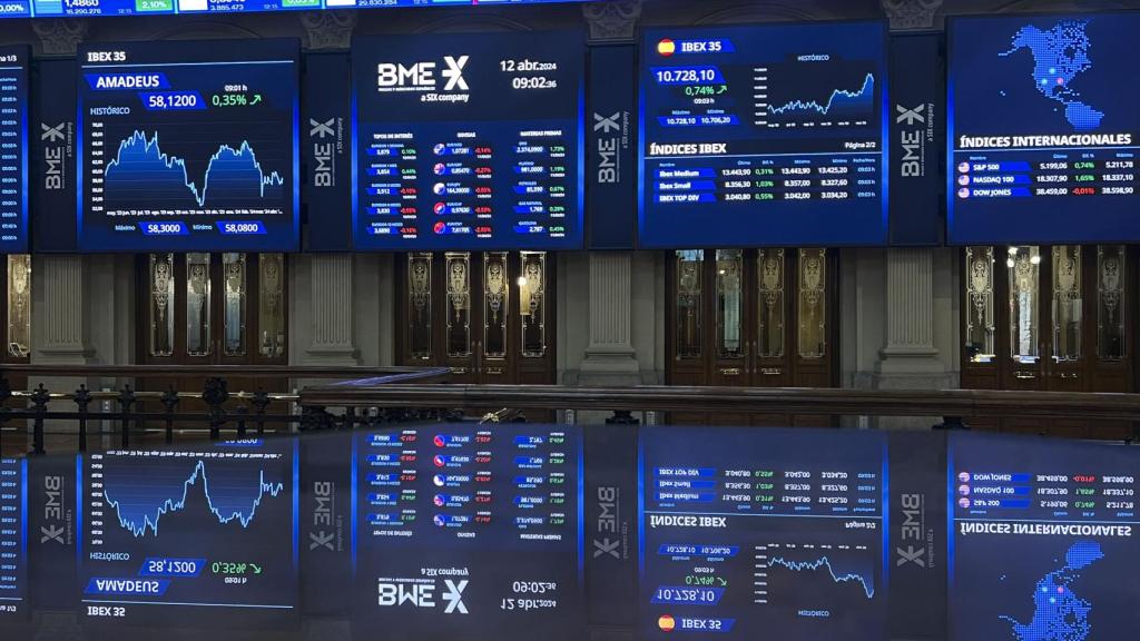 Varios paneles y monitores muestran en el parqué madrileño la evolución de la Bolsa española este viernes.