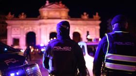 Agentes de la Policía Municipal de Madrid frente a la Puerta de Alcalá.