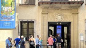 Varias personas en la entrada del Museo Carmen Thyssen Málaga.