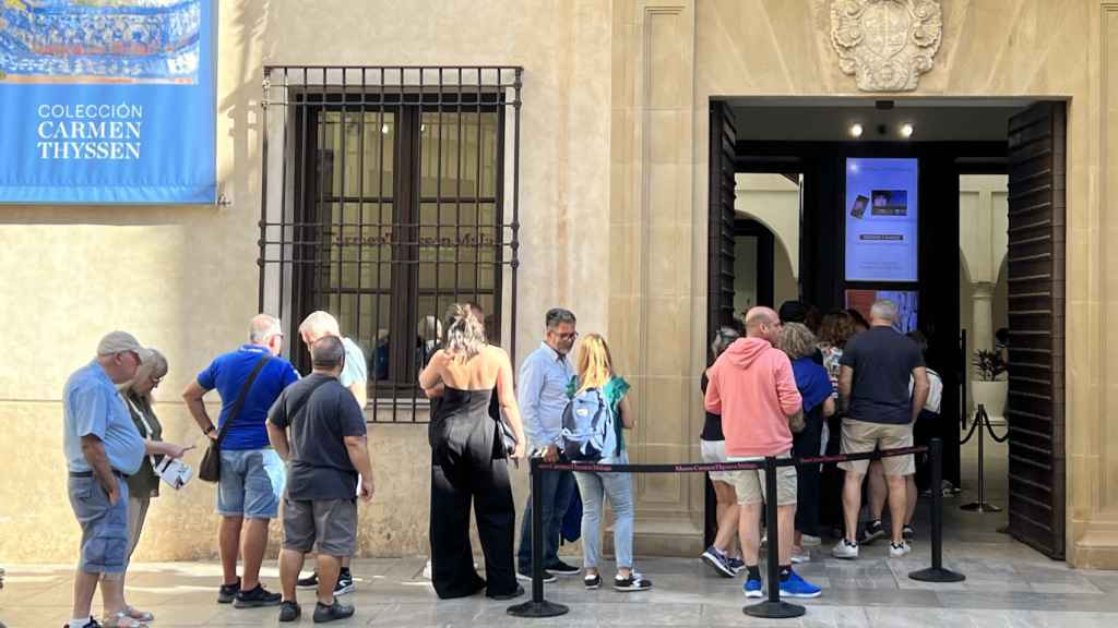 Varias personas en la entrada del Museo Carmen Thyssen Málaga.