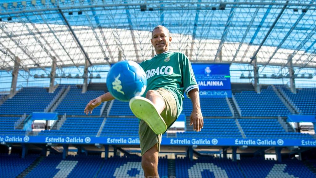 Djalminha posando en su vuelta al estadio de Riazor en 2023