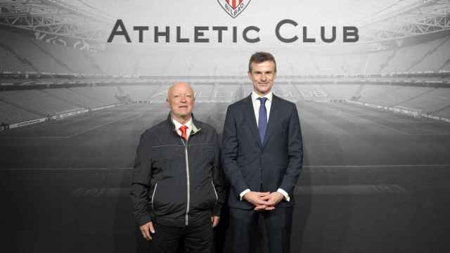 Gerardo Flores (izquierda) junto  al presidente del Athletic Club de Bilbao, Jon Uriarte.