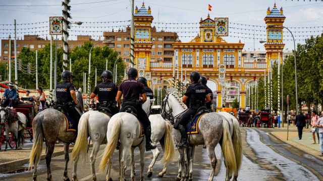 Policías a caballo en la Feria de Abril 2023.