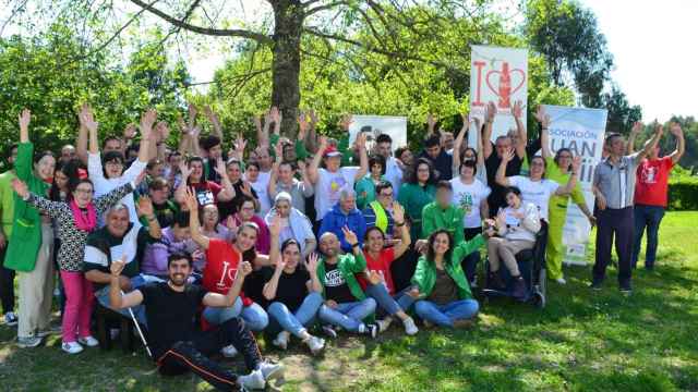 Voluntarios de Coca-Cola junto a alumnos de la Fundación Juan XXIII de Pontevedra.