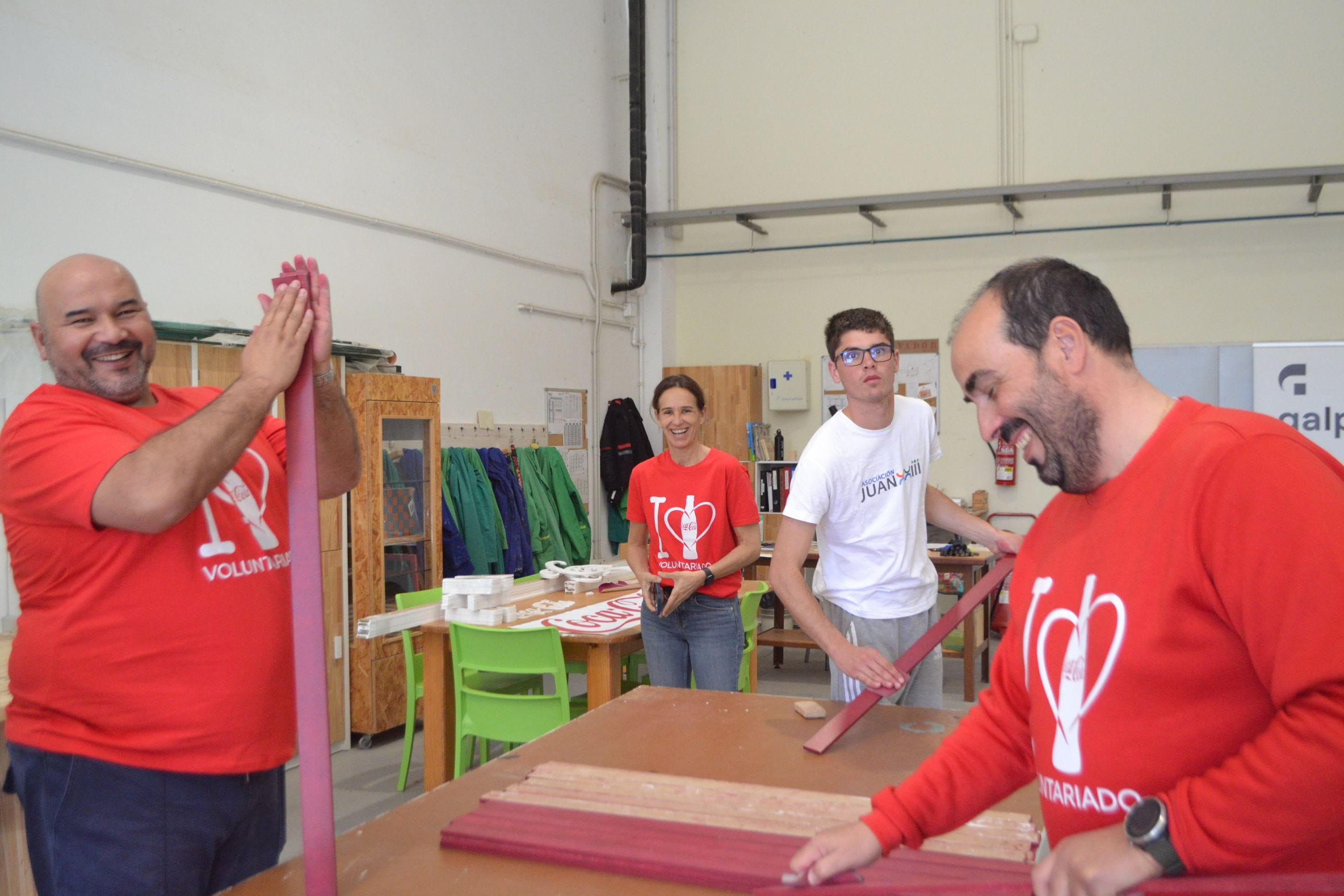 Voluntarios de Coca-Cola en la Fundación Juan XXIII de Pontevedra. Foto: cedida