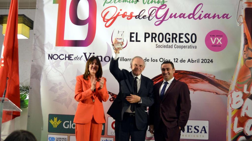 Pedro Piqueras recogiendo el premio.