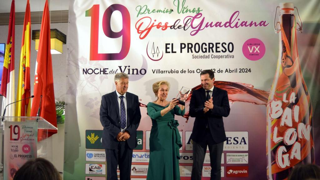 Entrega del premio a Carmen Quintanilla.