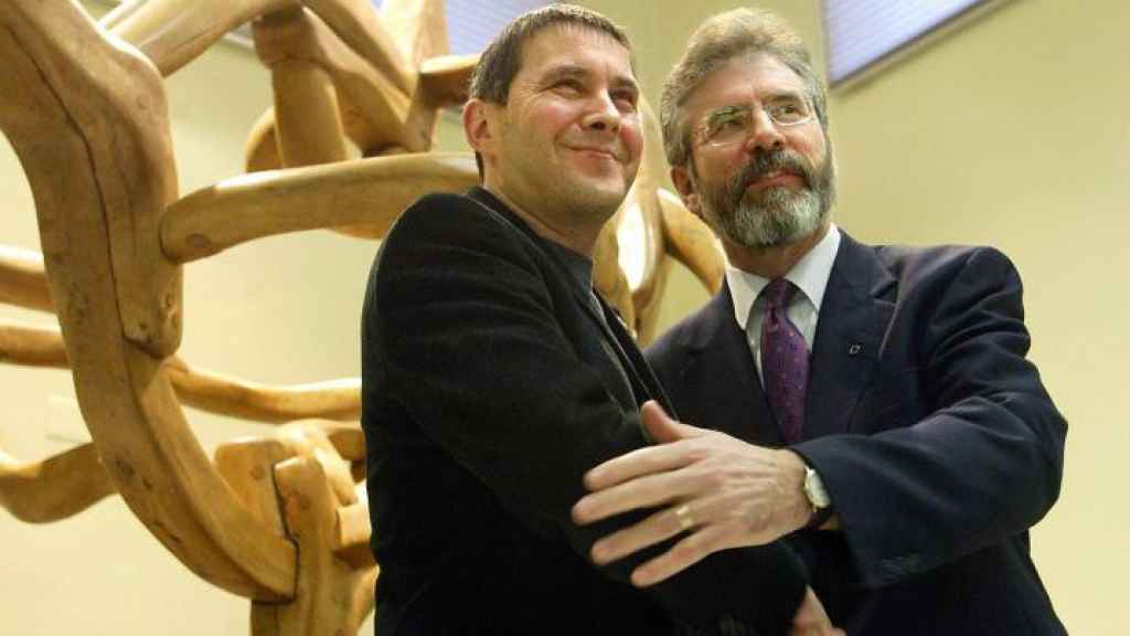 Arnaldo Otegi junto a Gerry Adams en el Parlamento vasco en 2005