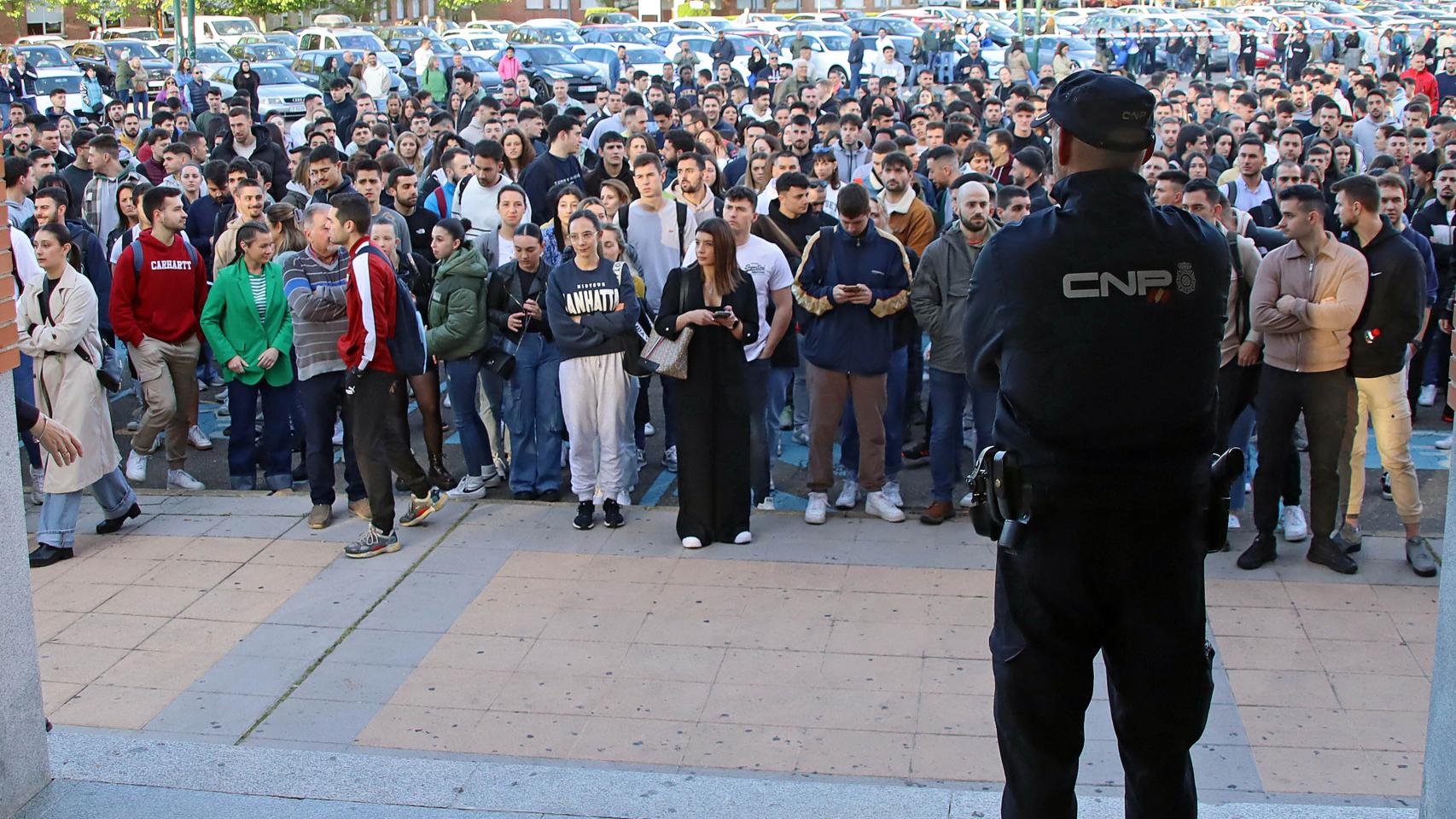 Aglomeraciones en las instalaciones del Campus Universitario de León por las pruebas de acceso a la Escala Básica de la Policía Nacional