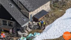 Imagen del momento del rescate del montañero herido en un pico de León.