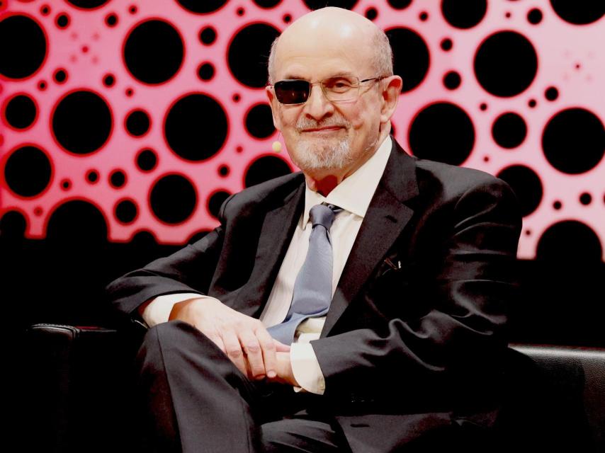 El escritor Salman Rushdie en la Feria de Fráncfort de 2023.
