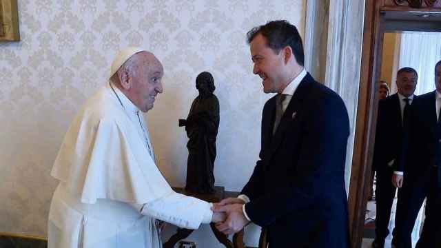 El Papa Francisco I saludando a Carlos Velázquez. Foto: Vatican Media