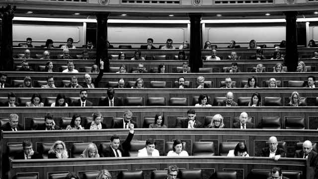 Los diputados del Congreso votan una iniciativa durante una sesión plenaria en el Congreso de los Diputados.