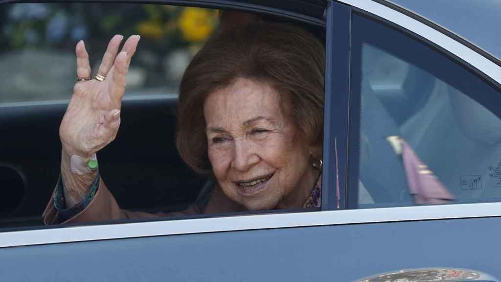 La reina Sofía, saludando.