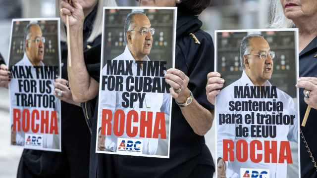 Miembros de la Asamblea de la Resistencia Cubana piden frente a la Corte Federal la sentencia máxima para Rocha.