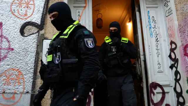 Dos agentes de la policía alemana en una operación antiterrorista relacionada con Hamás en noviembre de 2023.