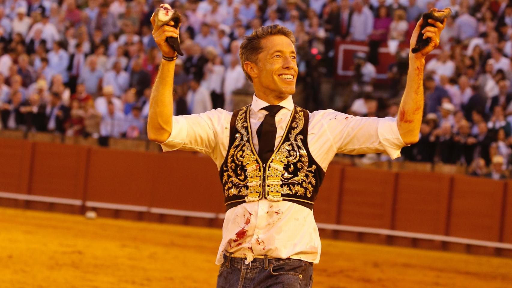 Manuel Escribano da la vuelta al ruedo con unos vaqueros por la cornada que recibió de su primero de la tarde.