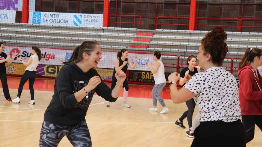 Mujeres participan en un taller de defensa personal en O Porriño.