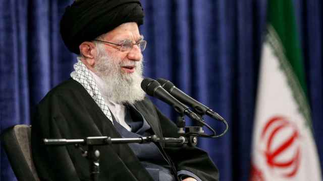 El líder supremo de Irán, el ayatolá Ali Jamenei, habla durante una reunión en Teherán.