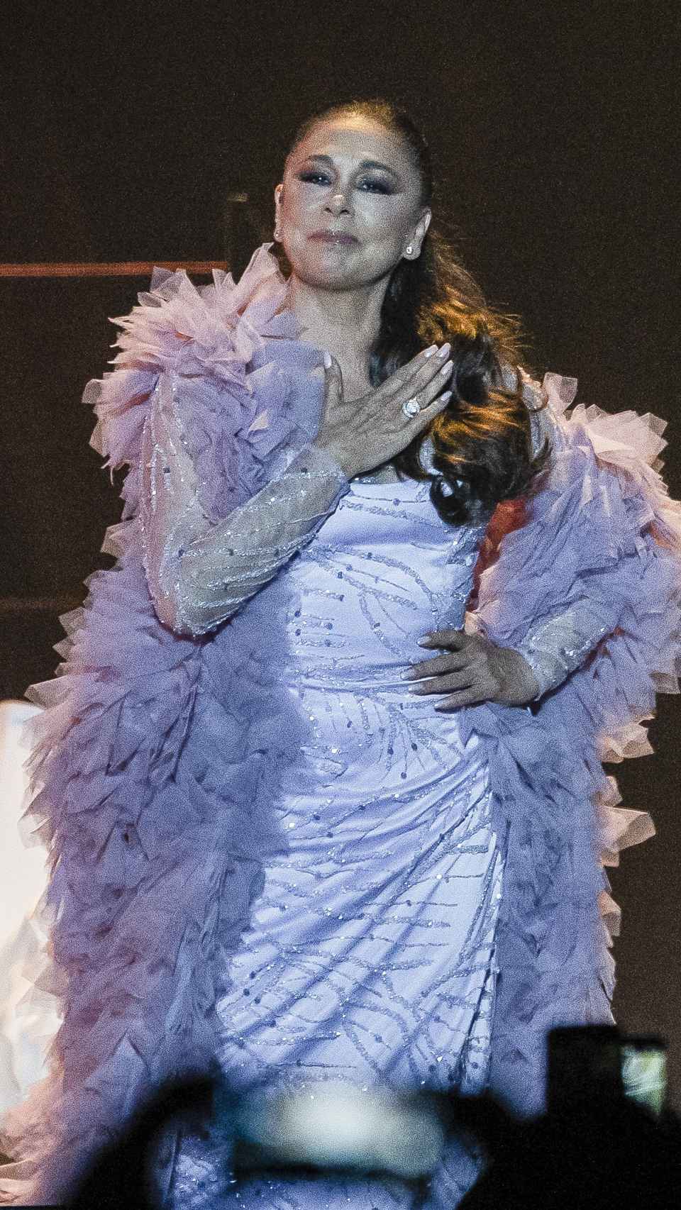 Isabel Pantoja, emocionada, sobre el escenario.