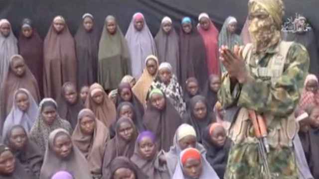 Captura del vídeo difundido hace diez años por Boko Haram tras el secuestro de las niñas.