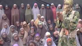 Captura del vídeo difundido hace diez años por Boko Haram tras el secuestro de las niñas.