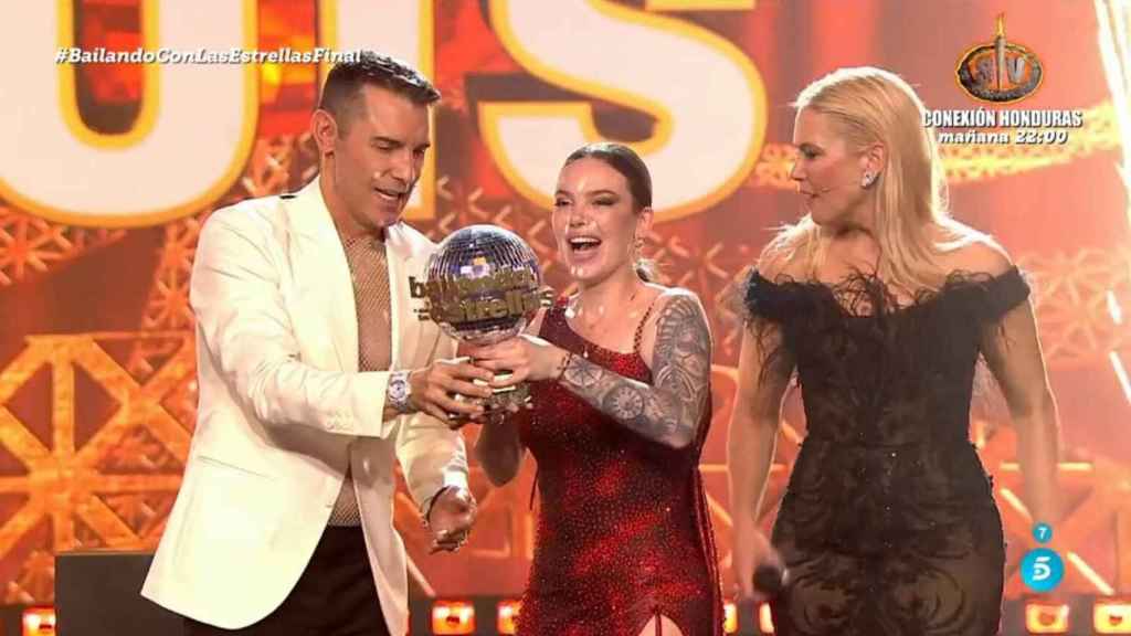 Jesús Vázquez y Valeria Mazza entregándole el trofeo de la victoria a María Isabel en 'Bailando con las estrellas'.