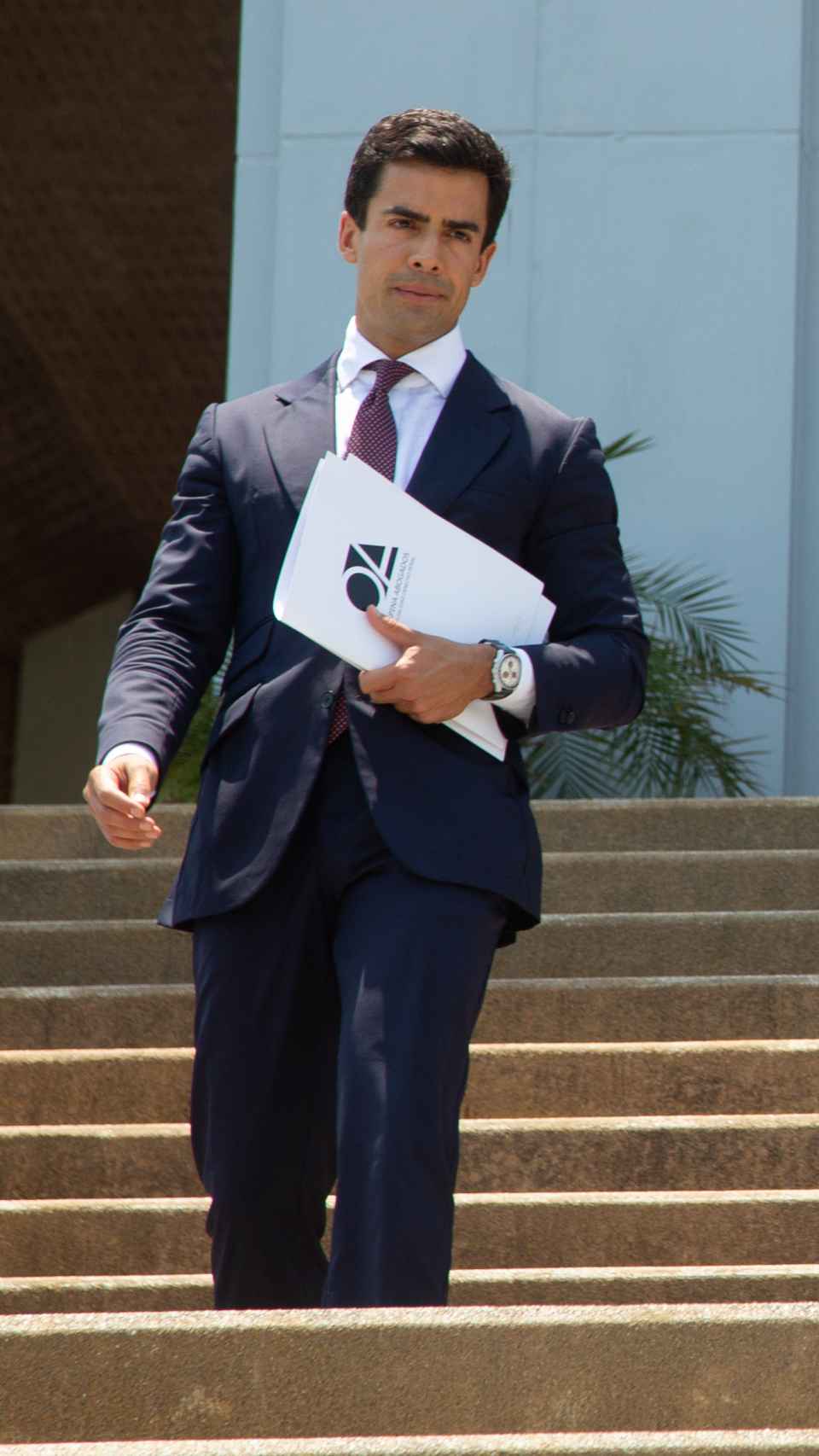 Ospina, el abogado de la familia Arrieta, saliendo de los juzgados de Tailandia.