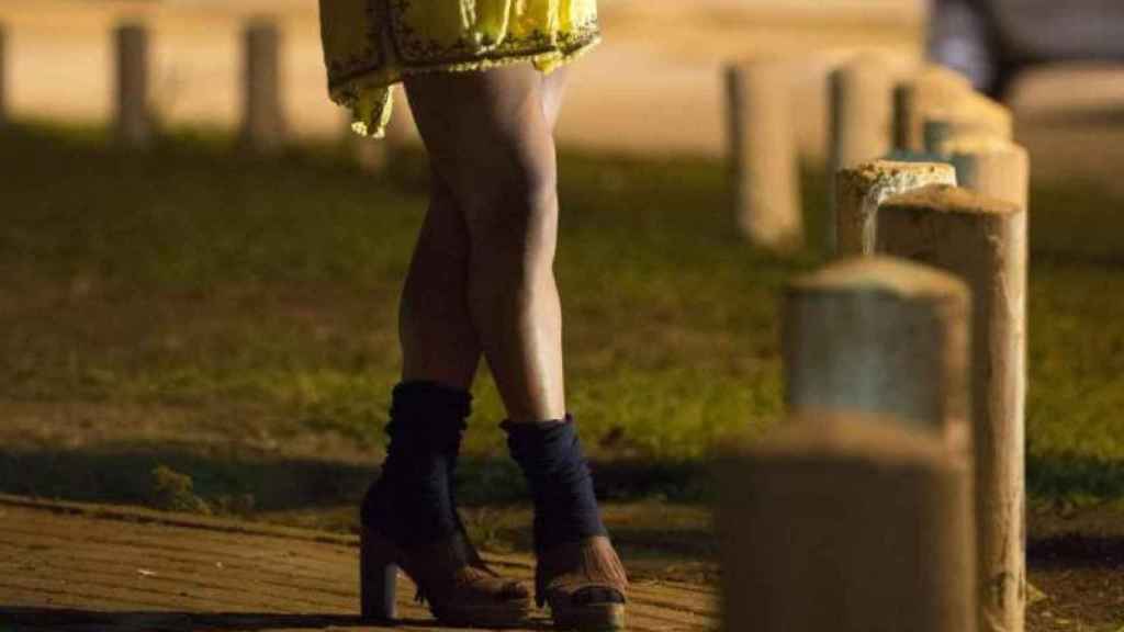 Una prostituta haciendo la calle.