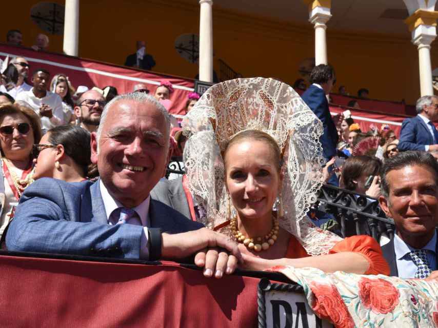 Juan Ramón Lucas junto a su pareja, Sandra Ibarra, este domingo, en Sevilla.