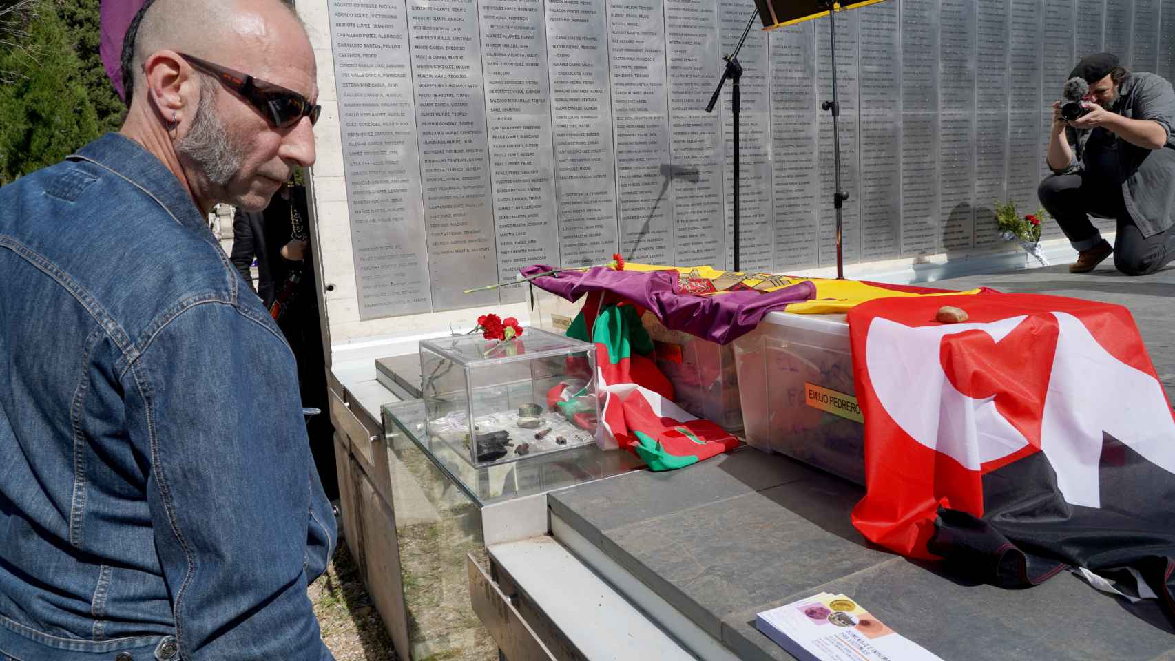 Acto de homenaje a los represaliados republicanos en el Cementerio del Carmen de Valladolid, este domingo.