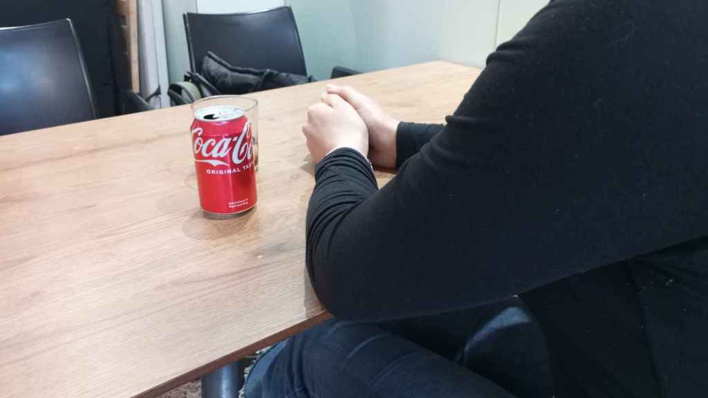 La marroquí María, nombre falso, este jueves, tomando una Coca-Cola durante la entrevista.