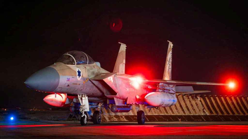 Caza F-15 israelí participante en la misión de interceptación de misiles iraníes en el ataque del domingo