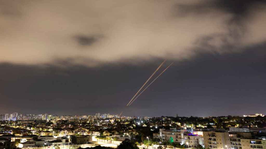 Lanzamiento de misiles interceptores para derribar amenazas aérea inaníes sobre Israel