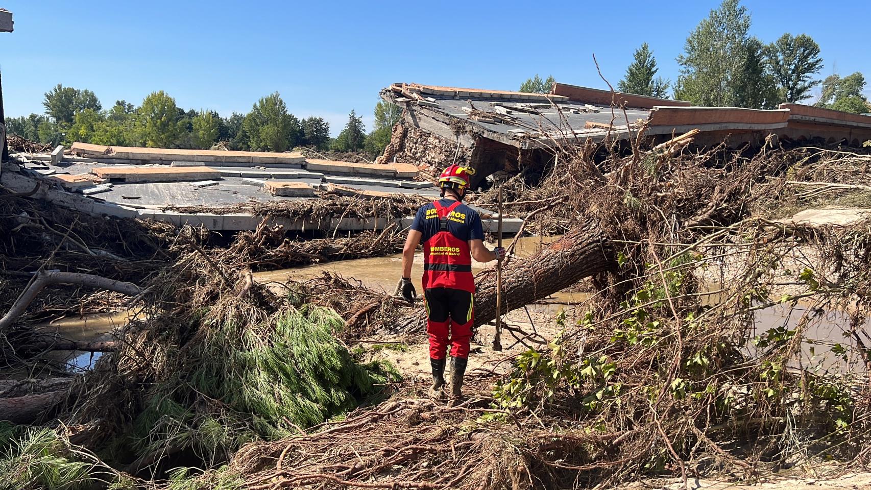 Un bombero en la zona afectada por la DANA.