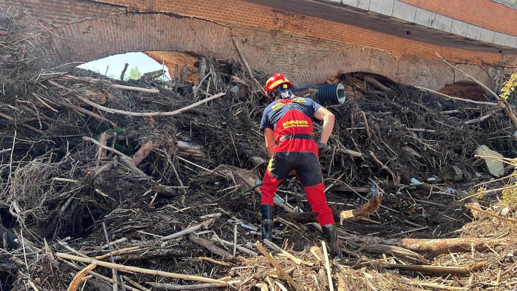 Un bombero trabajando en la zona afectada por la DANA de septiembre de 2023.