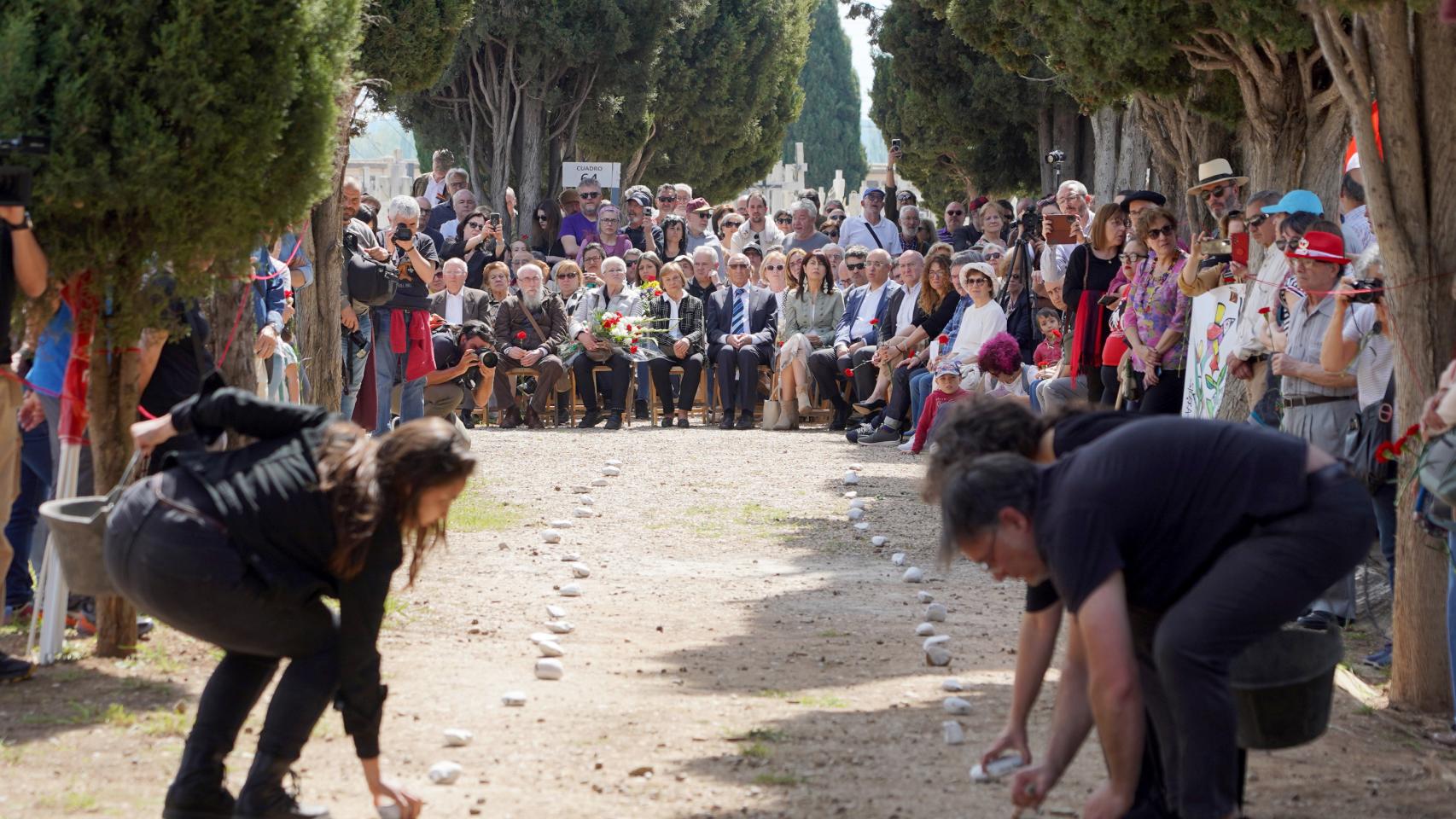 Acto de homenaje a las 199 personas recuperadas por la ARMH en cuatro fosas comunes de la provincia entre 2019 y 2023.