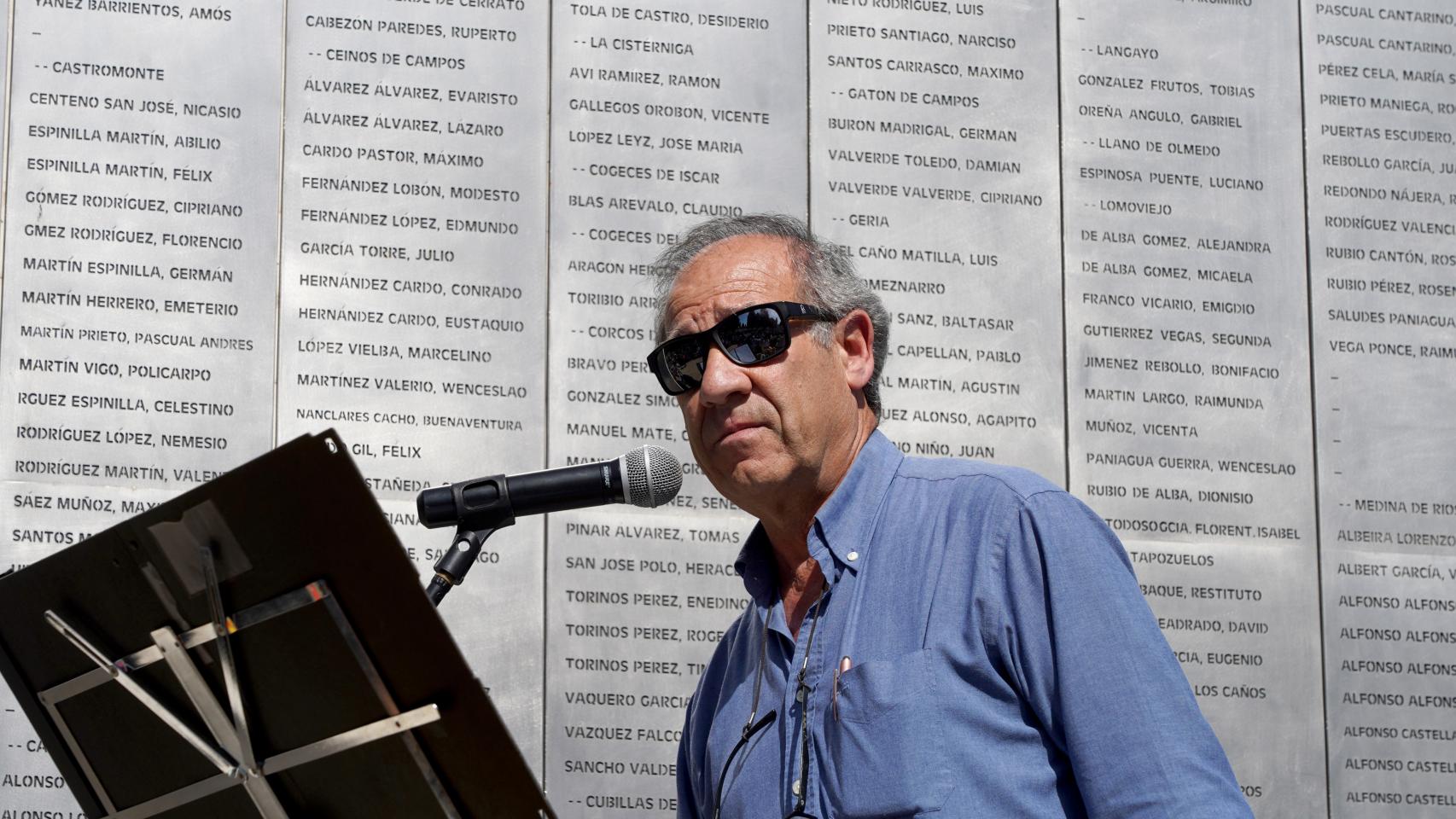 El presidente de la Asociación para la Recuperación de la Memoria Histórica de Valladolid, Julio del olmo, durante el acto de homenaje de los 199 cuerpos recuperados en las exhumaciones llevadas a cabo en la finca de 'Los Alfredos', en Medina del Campo, y en el cementerio municipal de Valladolid El Carmen.