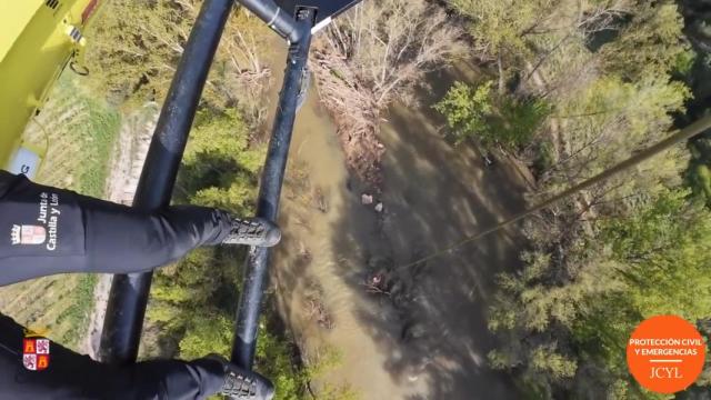 Momento del rescate a la mujer de 29 años en el municipio vallisoletano de San Bernardo.