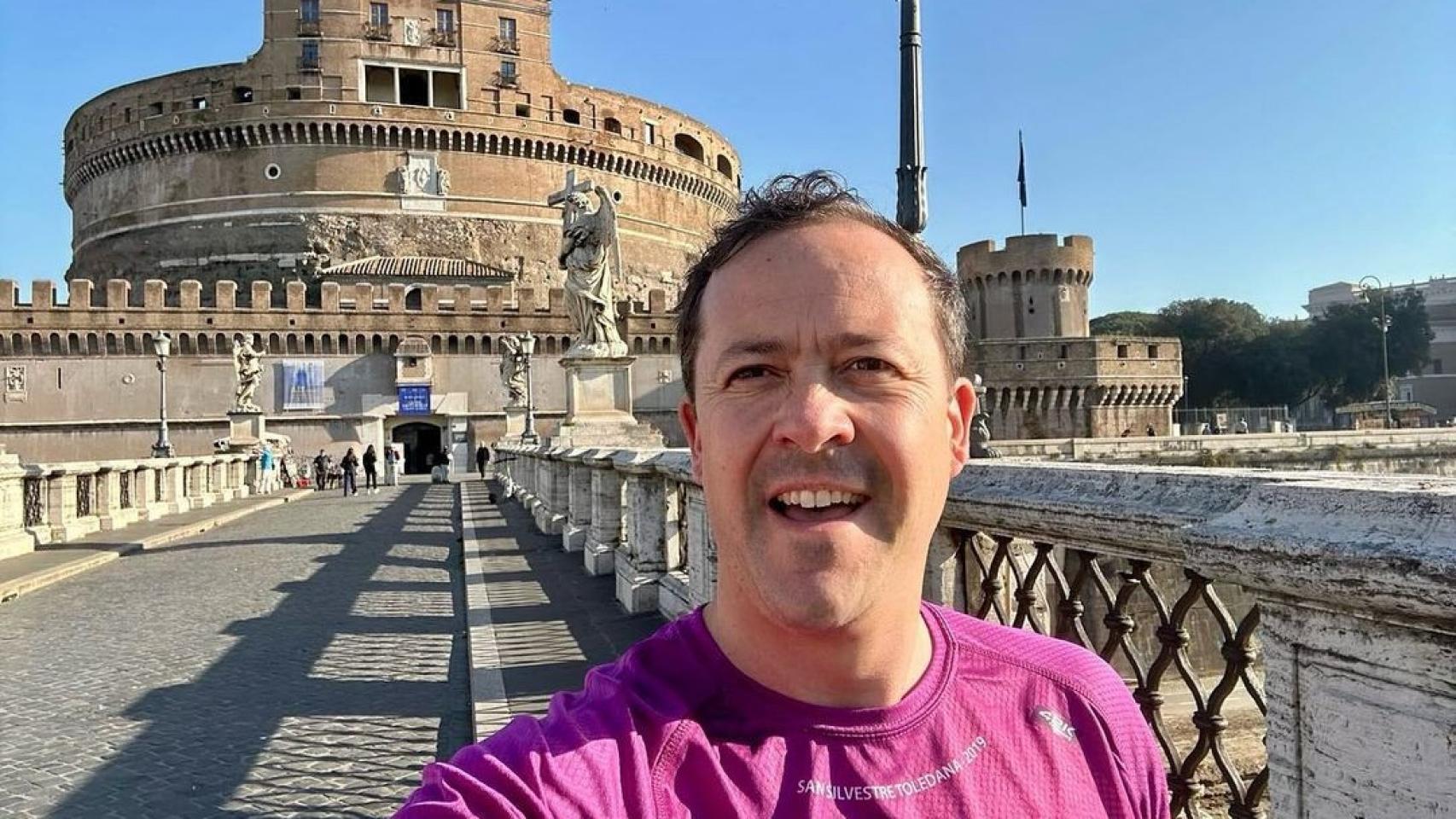 El alcalde de Toledo, Carlos Velázquez, corriendo en Roma.