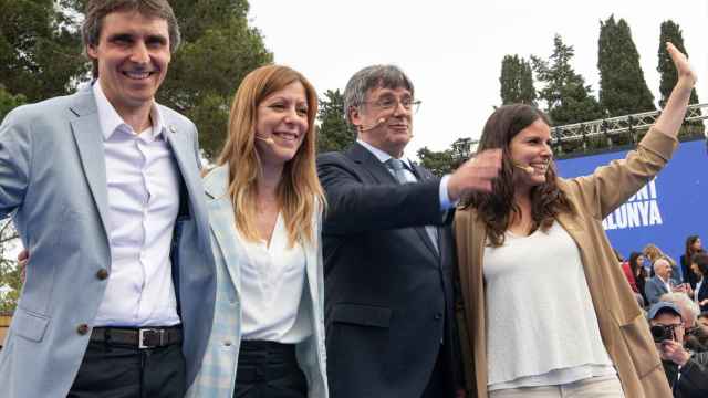 Carles Puigdemont el pasado 6 de abril en Elna (Francia), junto a los candidatos de Junts Salvador Vergés, Jeannine Abella y Mònica Sales.