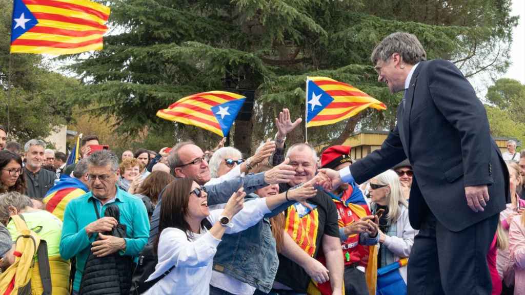 Carles Puigdemont saluda a sus seguidos, durante el acto celebrado el pasado 6 de abril en Elna (Francia).