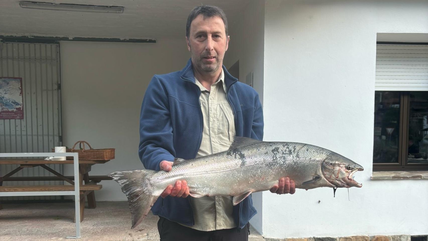 El pescador que ha cogido el primer salmón de Asturias.