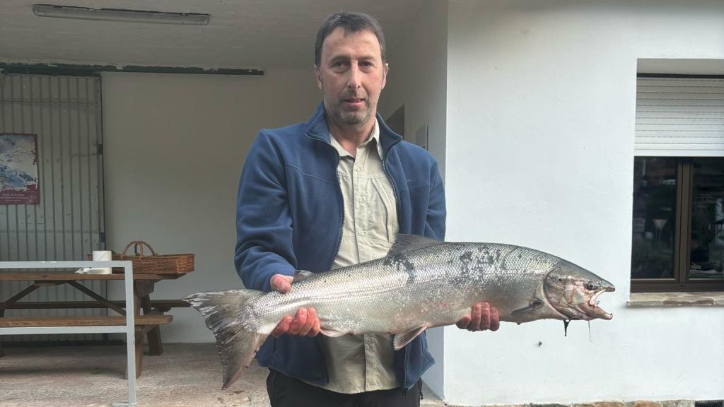 El pescador que ha cogido el primer salmón de Asturias.