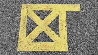 Atento a esta nueva señal amarilla pintada sobre el asfalto: conocer su significado es de vital importancia