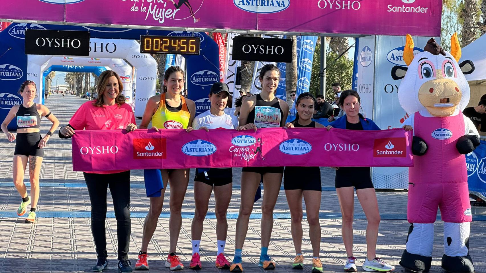 Las ganadoras junto a la alcaldesa de Valencia, María José Catalá.