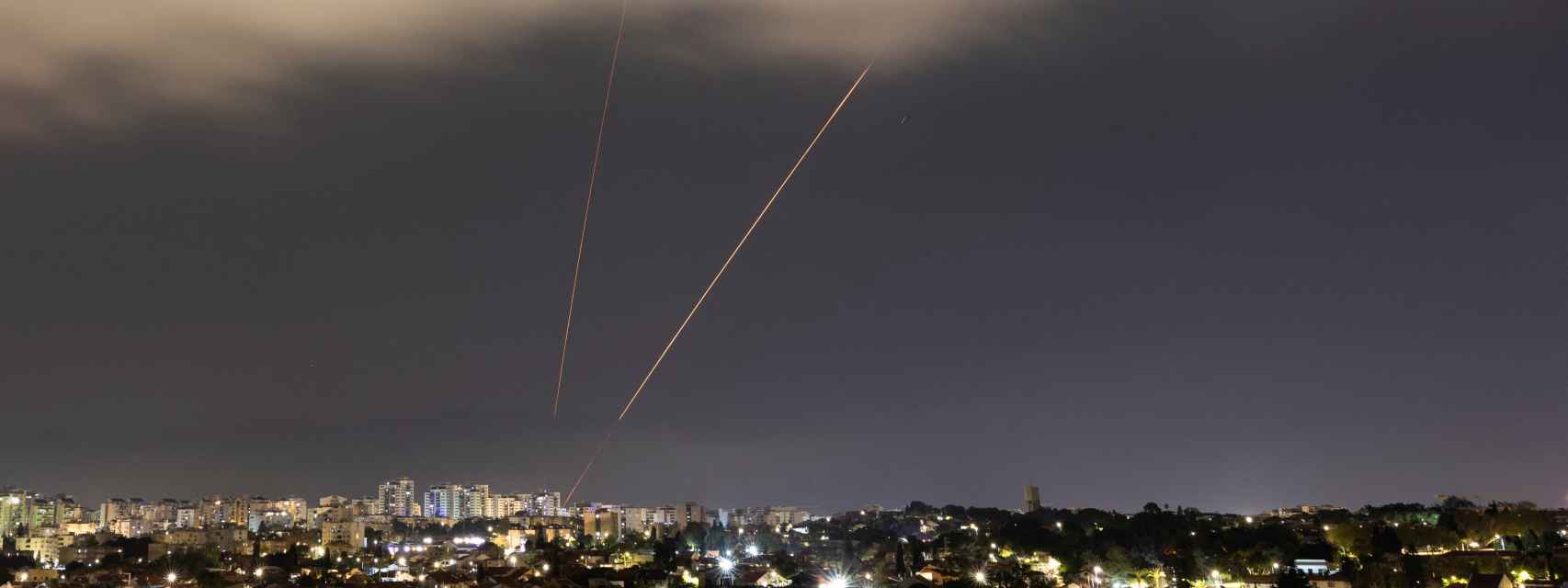 El escudo antimisiles de Israel intercepta drones y misiles lanzados por Irán sobre el cielo de Ashkelon.